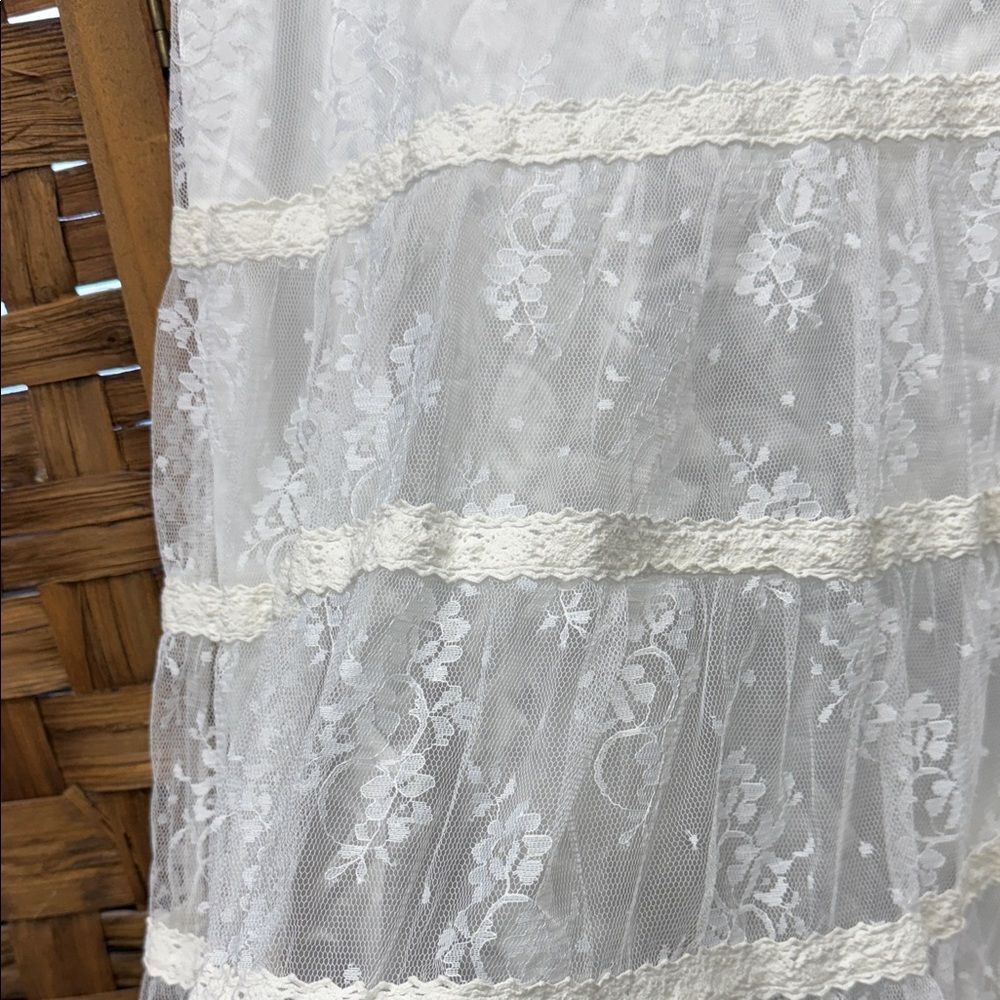 Elegant White Lace Skirt - Picture 2 of 6
